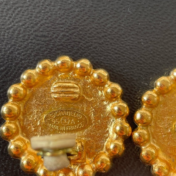 sold Authentic Chanel vintage gold plated CC clip on earrings - Picture 4 of 4